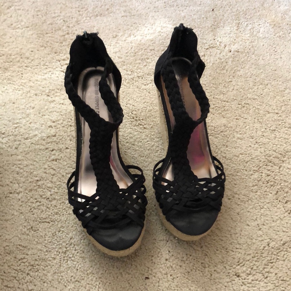 Black wedges